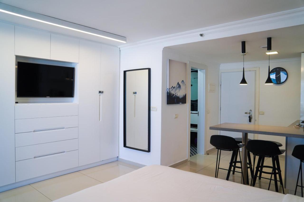 Beachfront Boutique Apartment Herzliya Luaran gambar