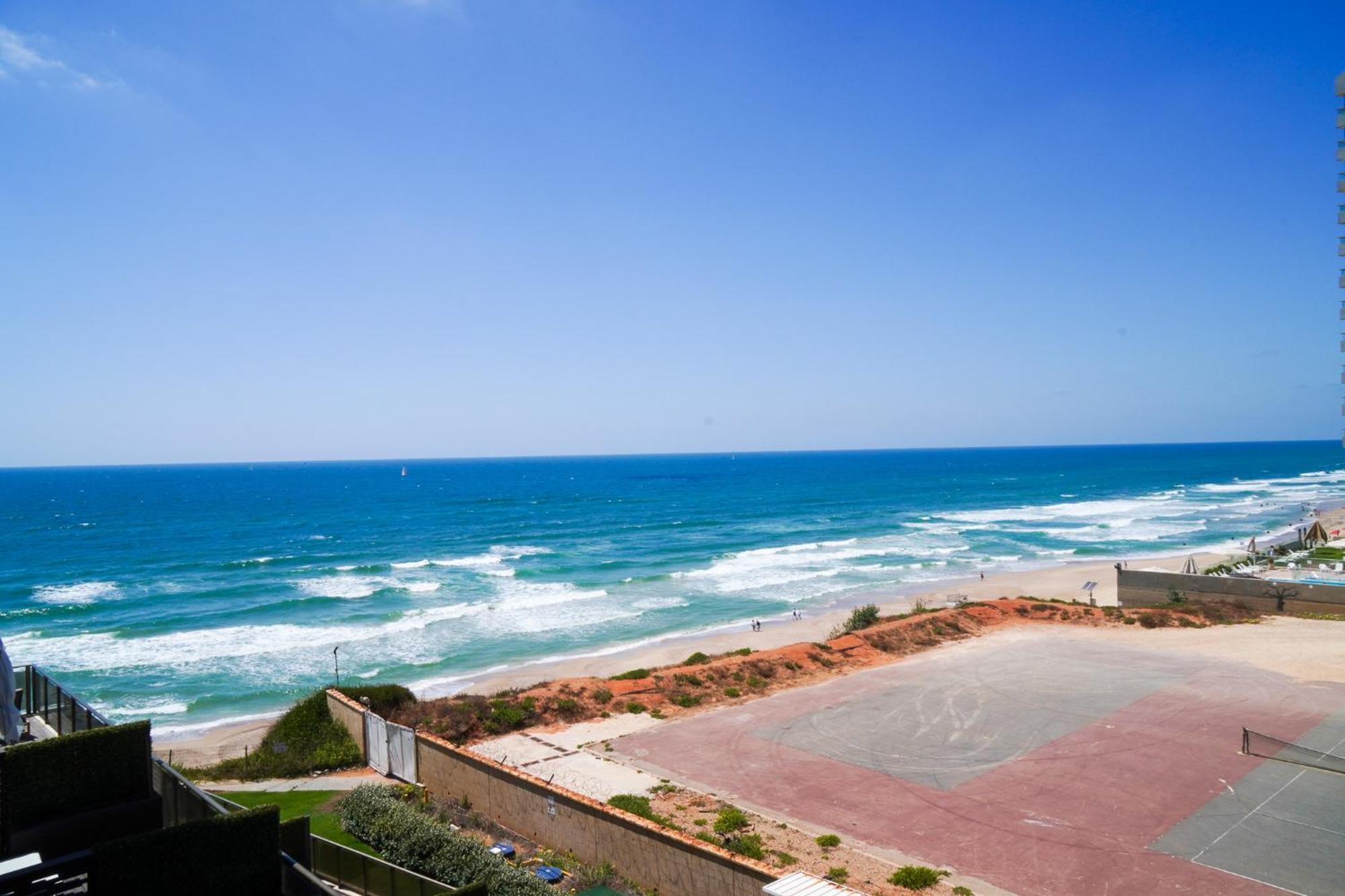 Beachfront Boutique Apartment Herzliya Luaran gambar